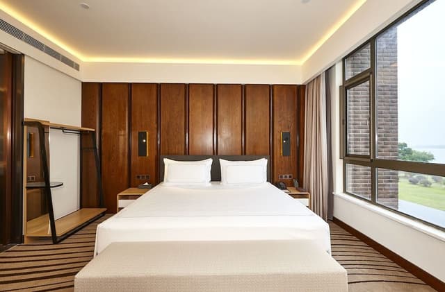 Executive Suite, Lake View