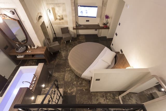 Deluxe Suite, 1 King Bed, Bathtub