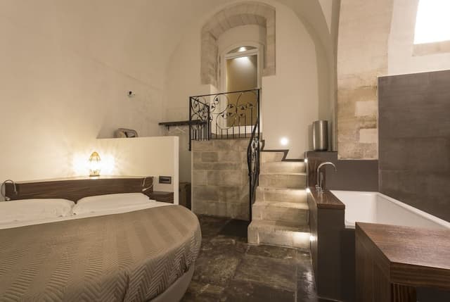 Deluxe Suite, 1 King Bed, Bathtub