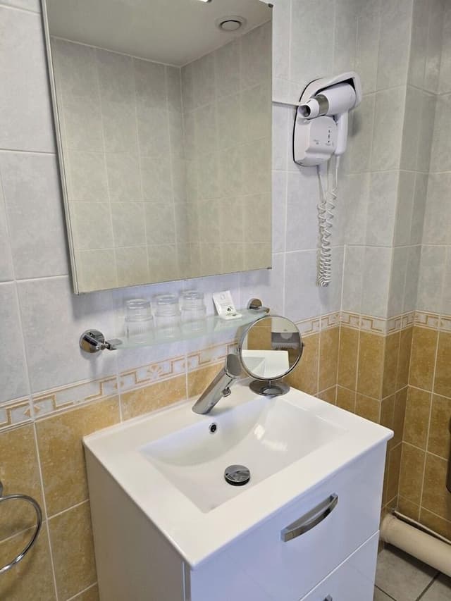 Triple room (1 double and 1 single bed)