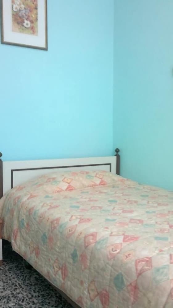 Basic Double Room Single Use, 1 Large Twin Bed, Shared Bathroom