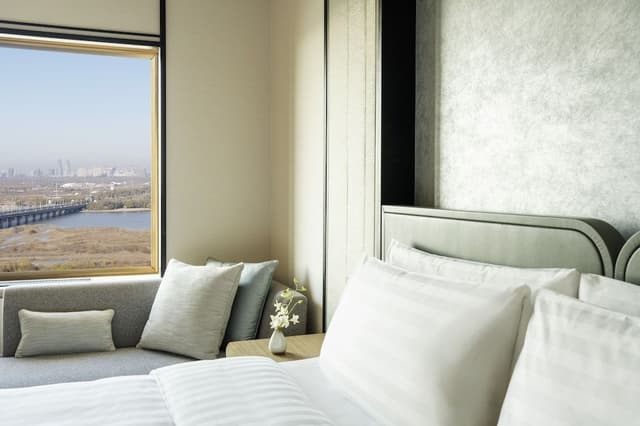 Family Room, 1 King Bed, River View (Deluxe)