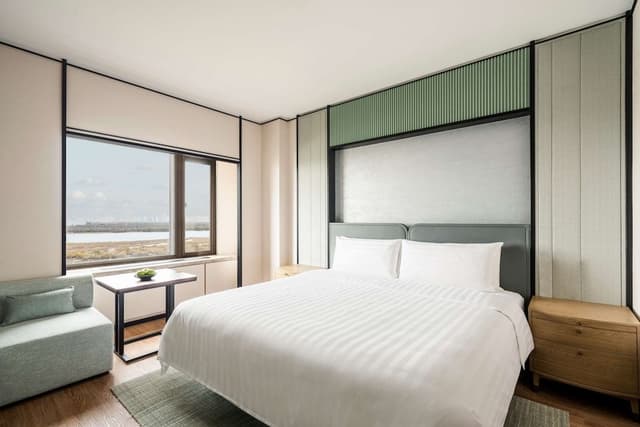 Family Room, 1 King Bed, River View (Deluxe)