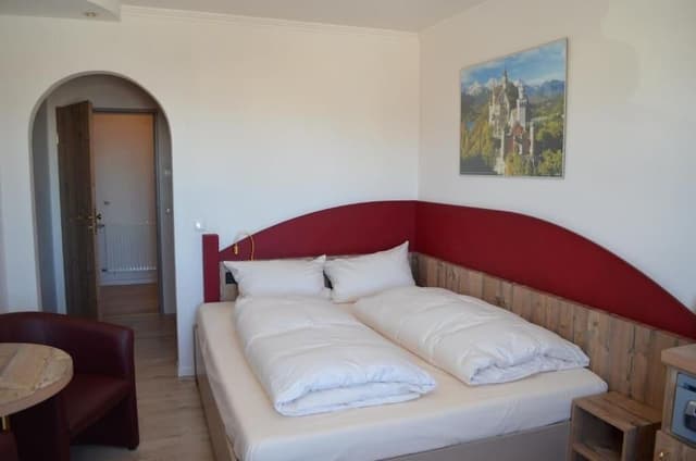Basic Room, 1 Queen Bed