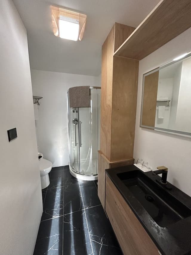 Room, 1 Queen Bed, Private Bathroom (Nolan)