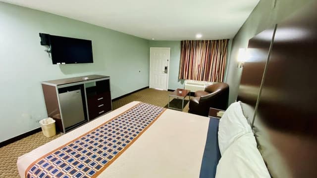 Room, 1 King Bed, Smoking