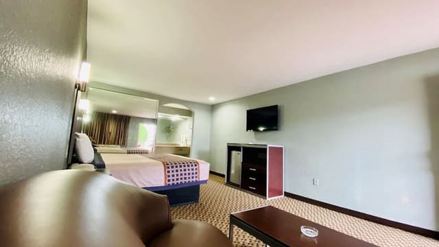 Room, 1 King Bed, Smoking