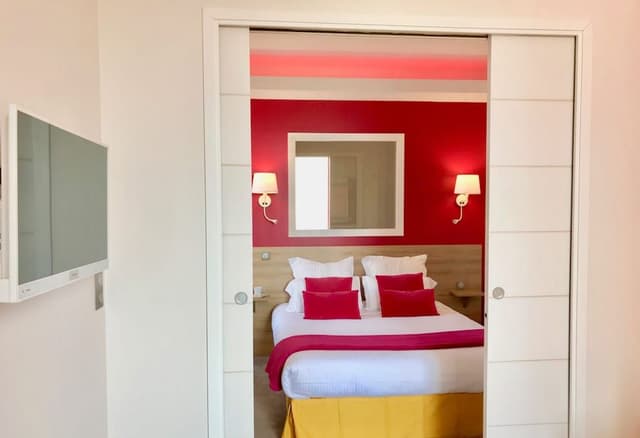 Chambre Quadruple Familiale, 1 grand lit et 1 canapé-lit, vue mer partielle