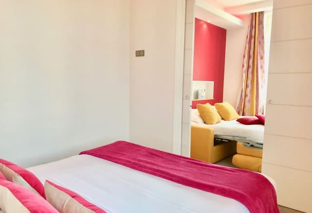 Chambre Quadruple Familiale, 1 grand lit et 1 canapé-lit, vue mer partielle