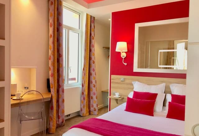 Chambre Quadruple Familiale, 1 grand lit et 1 canapé-lit, vue mer partielle