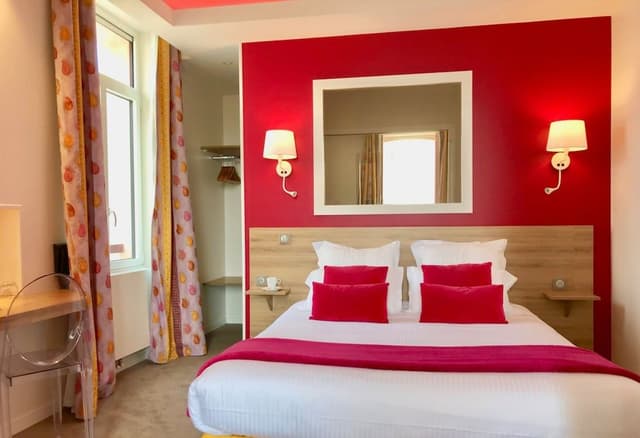 Chambre Quadruple Familiale, 1 grand lit et 1 canapé-lit, vue mer partielle