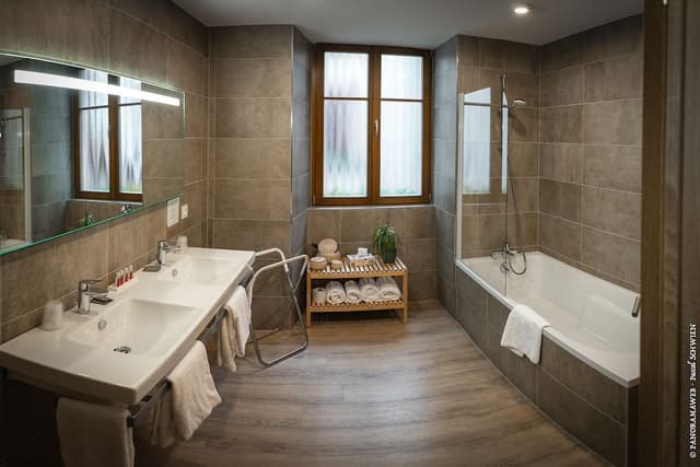 Family Suite, Non Smoking, Bathtub