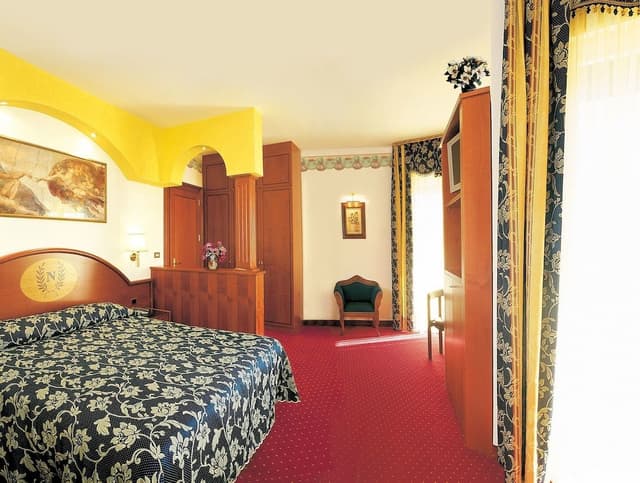 Deluxe Suite, 1 Double Bed, Balcony, Partial Sea View