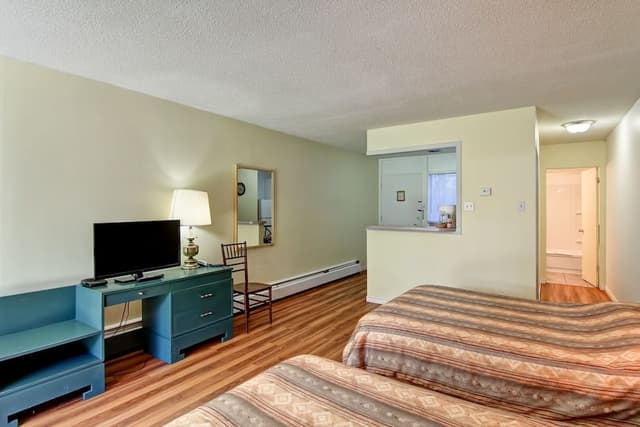 Standard 2 Queen Kitchenette