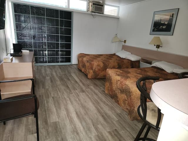 Standard 2 Queen Kitchenette