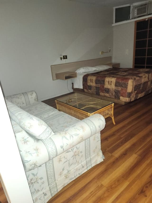 Standard 1 Queen Bed Kitchenette