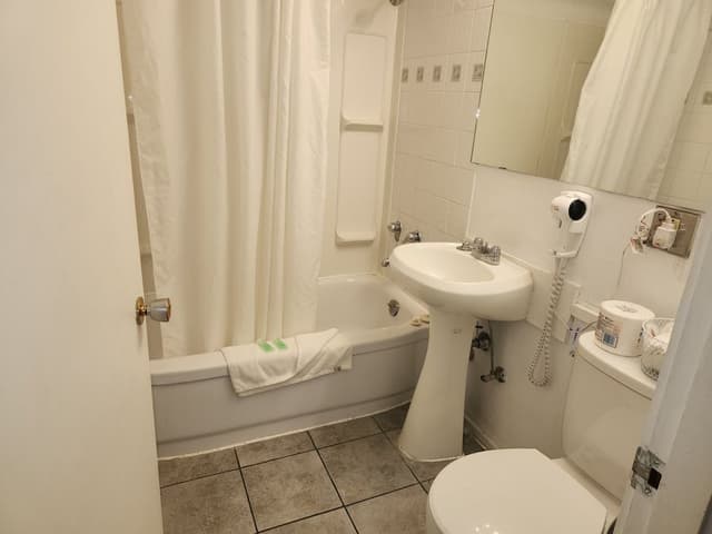 Standard 2 Queen Kitchenette