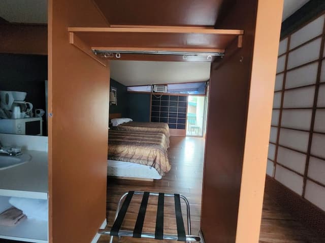 Suite (2 Queen Beds and 1 Double)