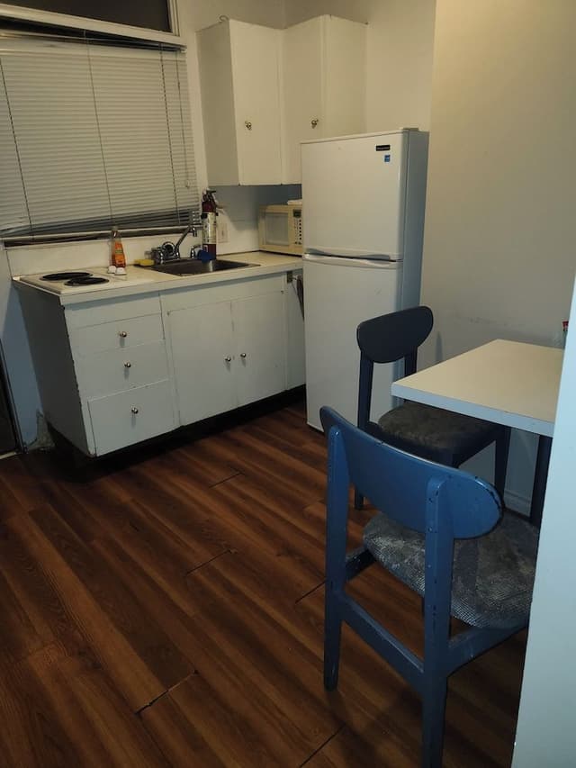Standard 1 Queen Bed Kitchenette