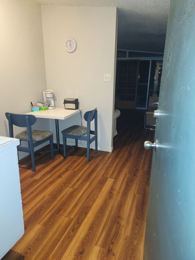 Standard 1 Queen Bed Kitchenette