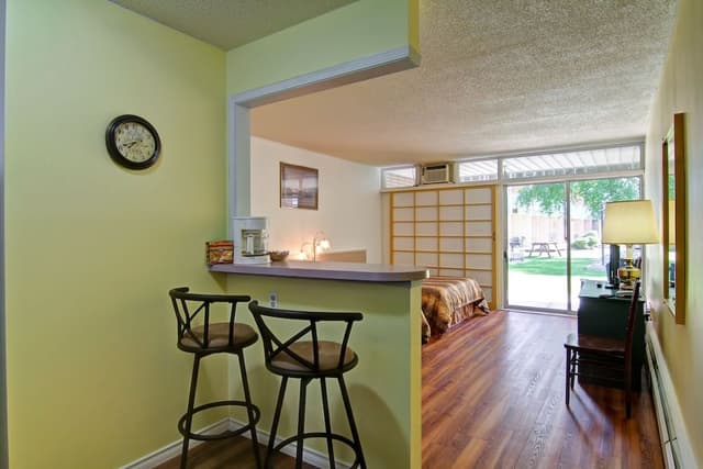 Standard 2 Queen Kitchenette