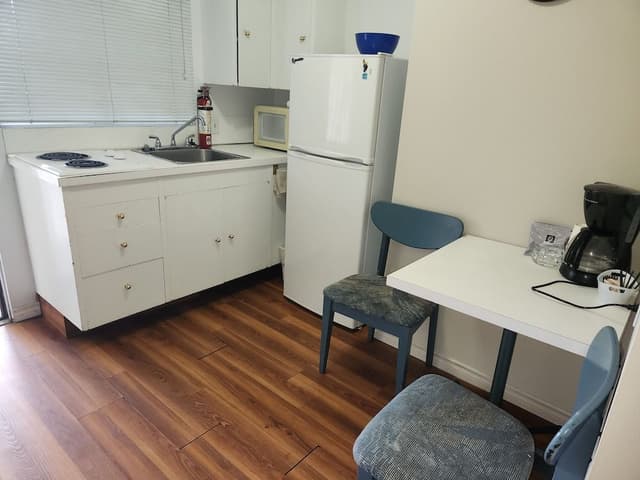 Standard 1 Queen Bed Kitchenette