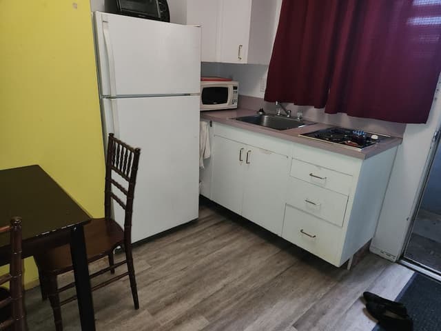 Standard 2 Queen Kitchenette