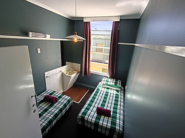 Twin Room, 2 Twin Beds, Shared Bathroom