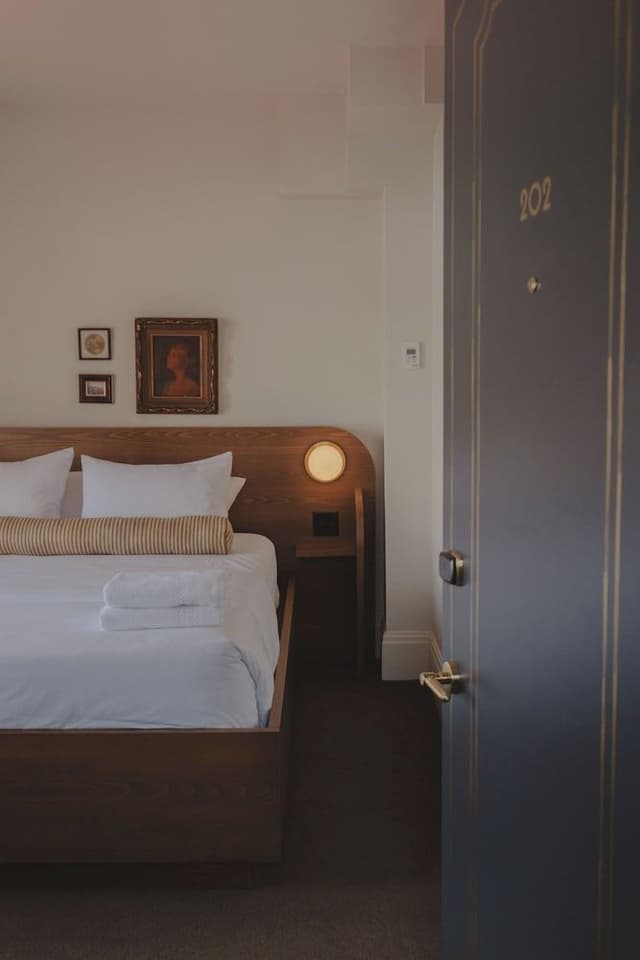 Basic Room, 1 Queen Bed
