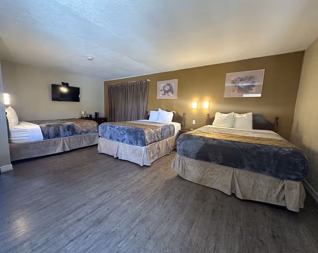 Family Room, Multiple Beds (3 Queen Beds)