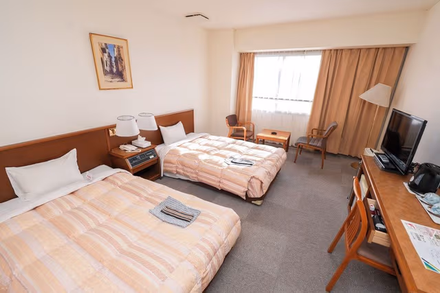 Twin Room, Smoking