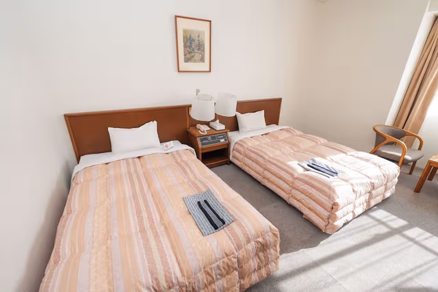 Twin Room, Smoking