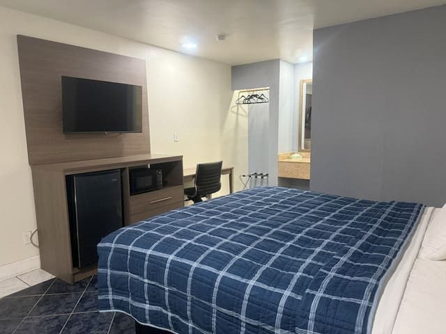 Standard Room, 1 King Bed