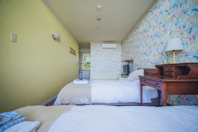 Design Room, 2 Twin Beds, Partial Sea View