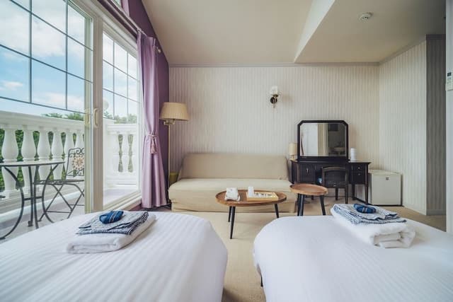 Deluxe Twin Room, 2 Twin Beds, Balcony, Partial Sea View