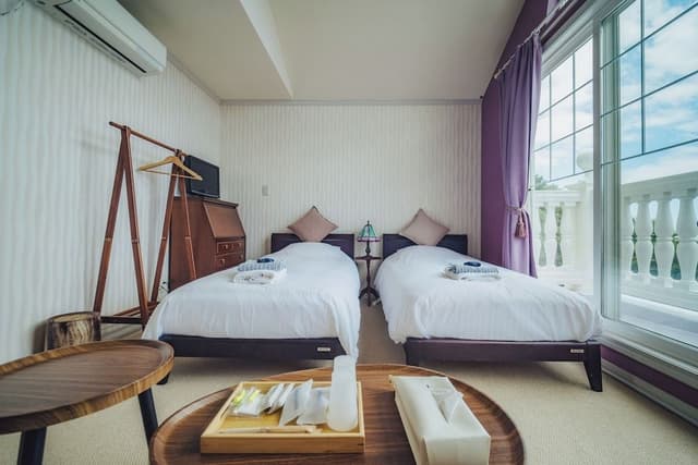 Deluxe Twin Room, 2 Twin Beds, Balcony, Partial Sea View
