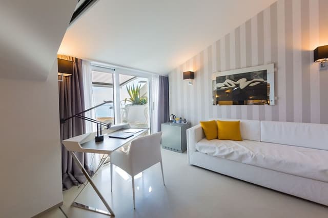 Deluxe Suite, Partial Sea View