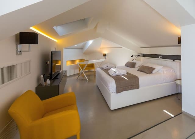 Deluxe Suite, Partial Sea View
