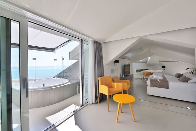 Deluxe Suite, Partial Sea View