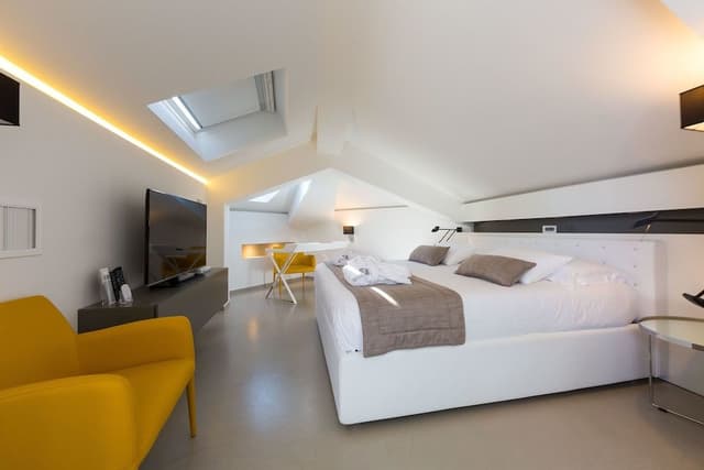 Deluxe Suite, Partial Sea View