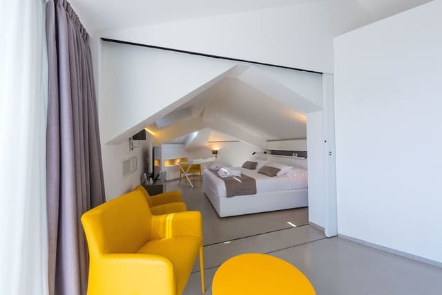 Deluxe Suite, Partial Sea View