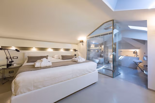 Deluxe Suite, Partial Sea View