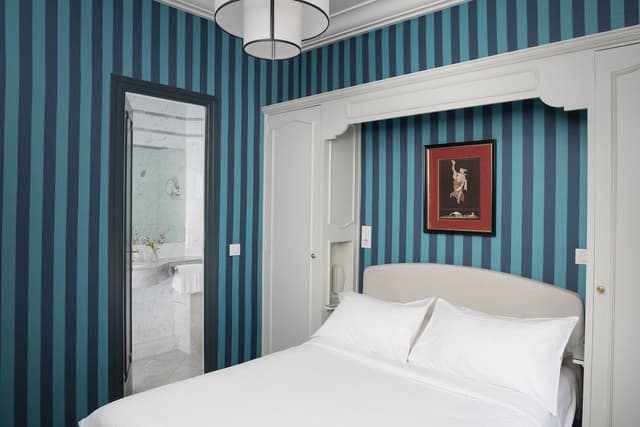 Standard Double Room, Bathtub