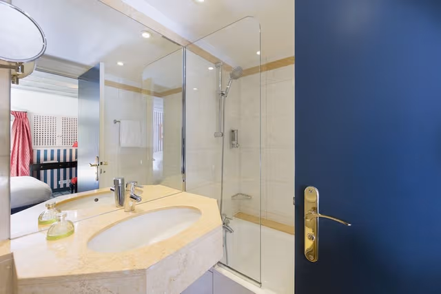 Standard Double Room, Bathtub