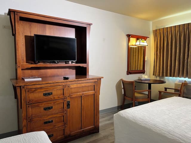 Economy Room, 2 Queen Beds