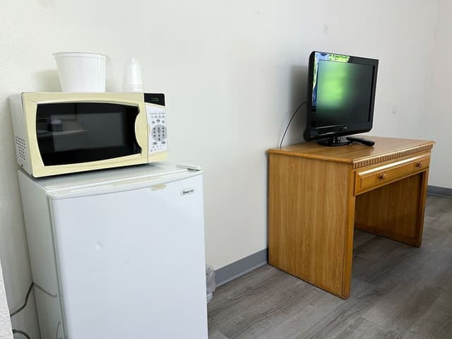Basic Room, 1 King Bed