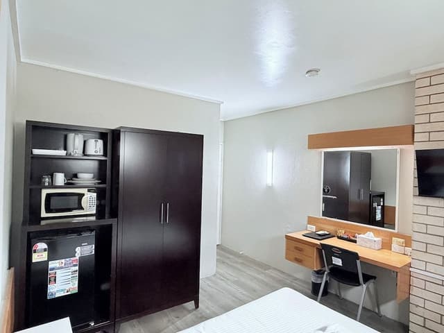 Basic Double Room, 1 Queen Bed