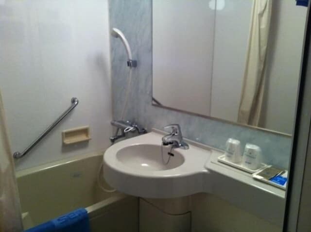 Twin Room, Smoking