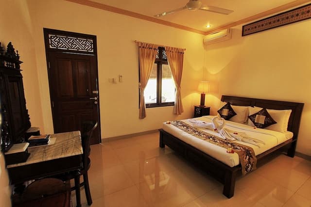 Deluxe Double Room, 1 King Bed, Smoking, Garden View