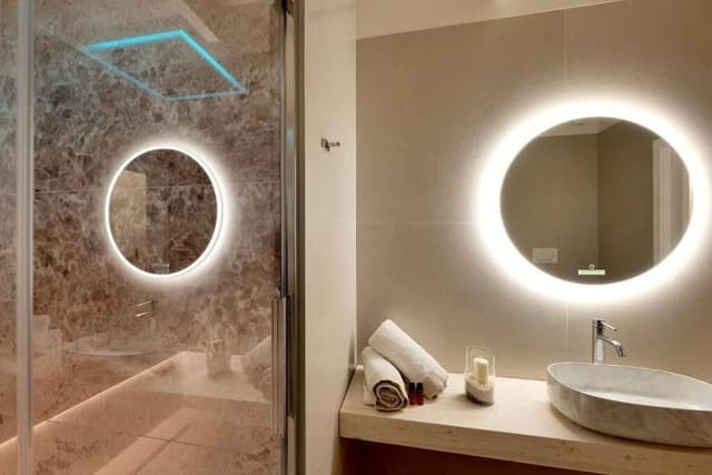 Suite, Jetted Tub